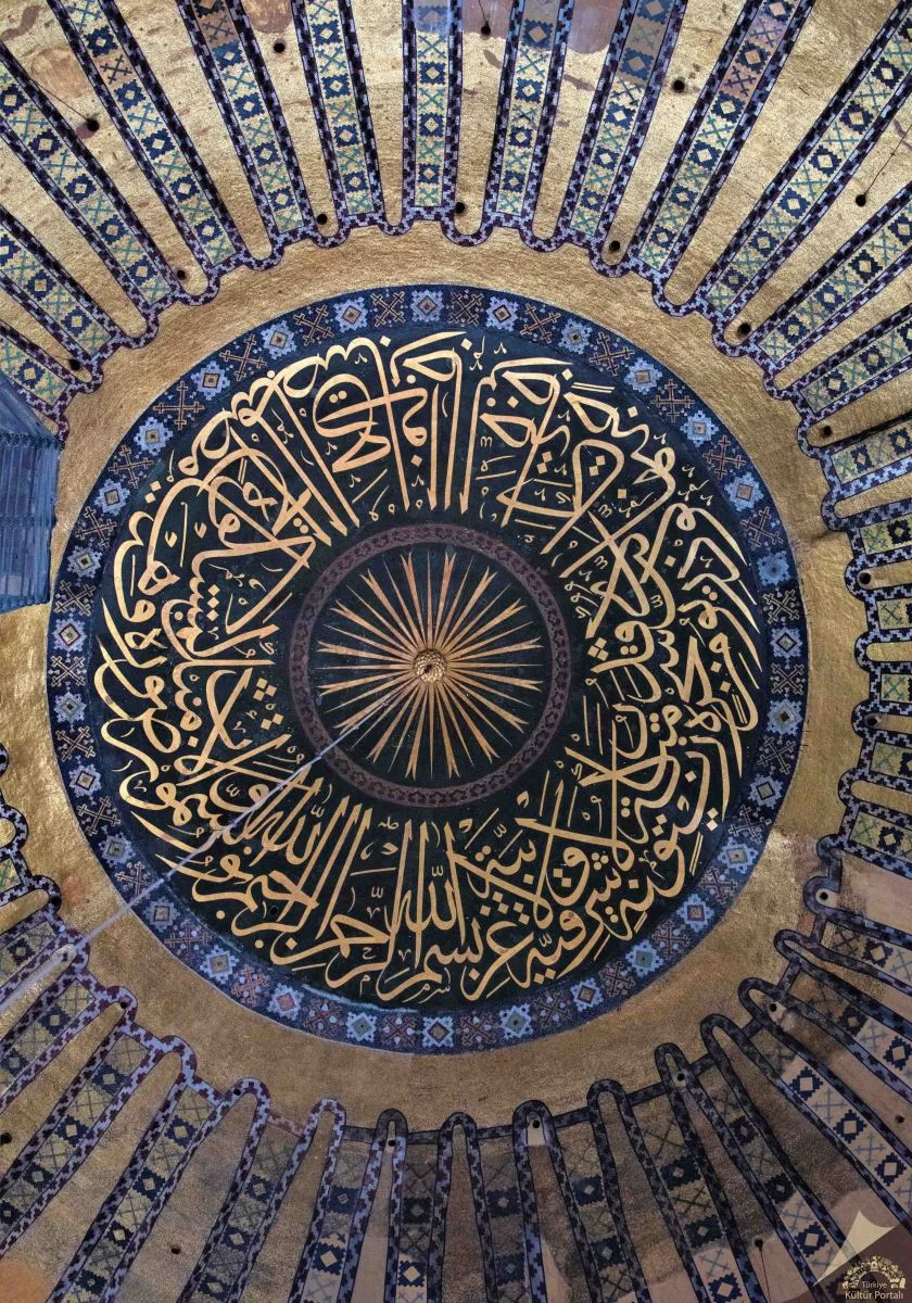 Kubbedeki hat yazısı
