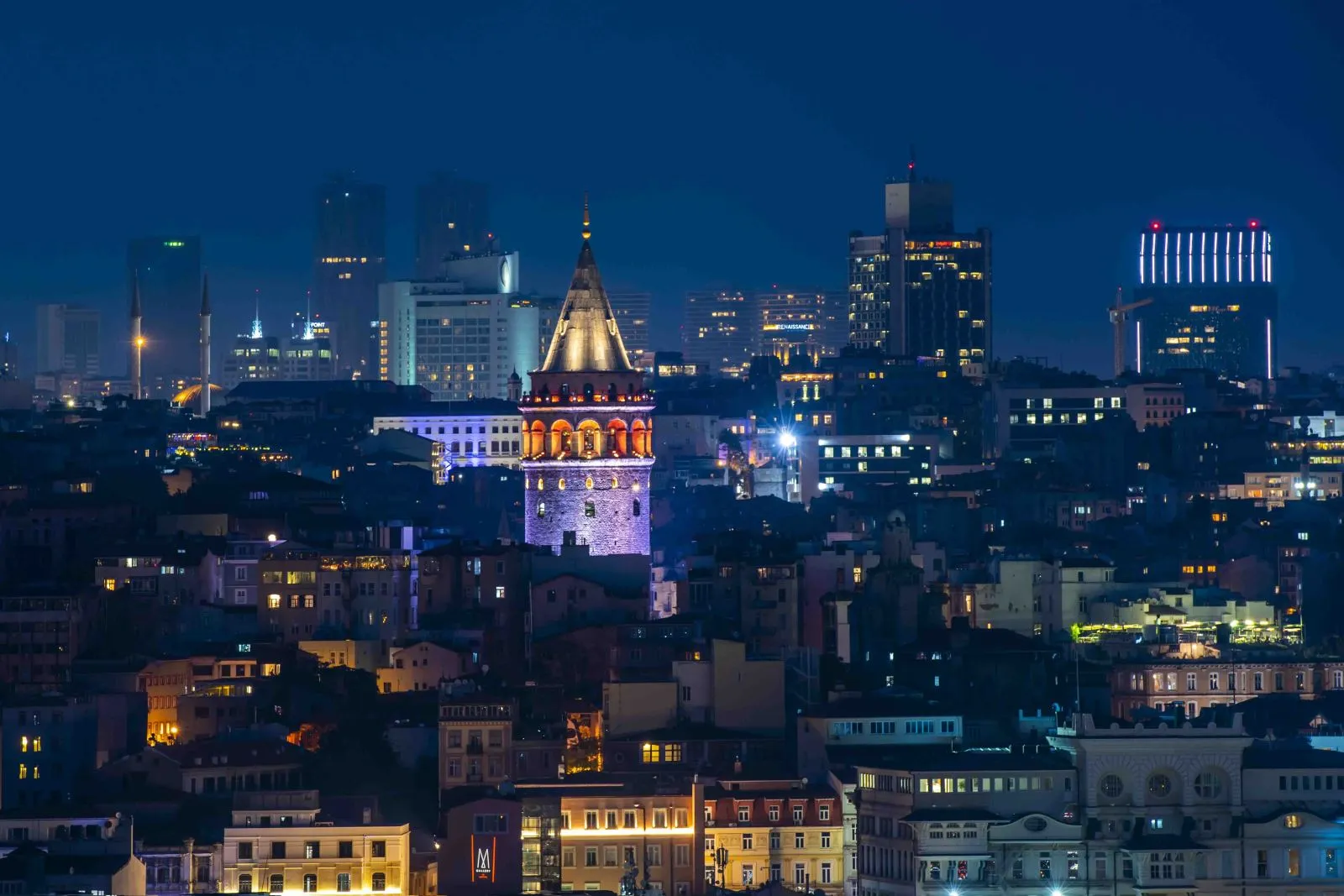 Gece İstanbul siluetinde kule