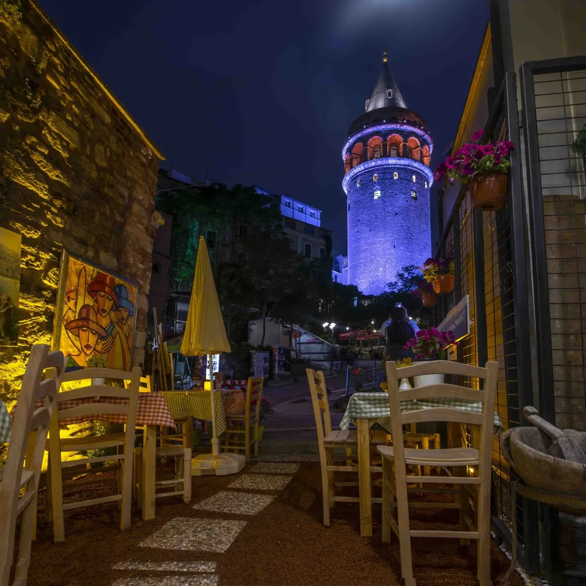 Gece sokak arasından aydınlatılmış kule