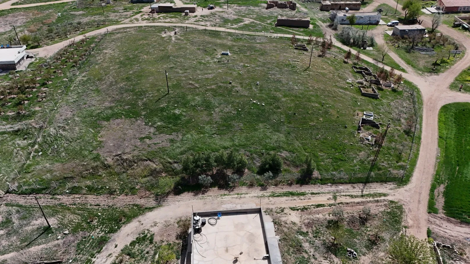 Höyük üzerindeki mezarlık alanı havadan