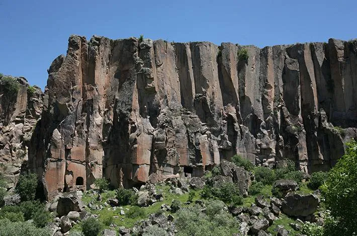Sütun gibi yükselen kayalık yamaçlar