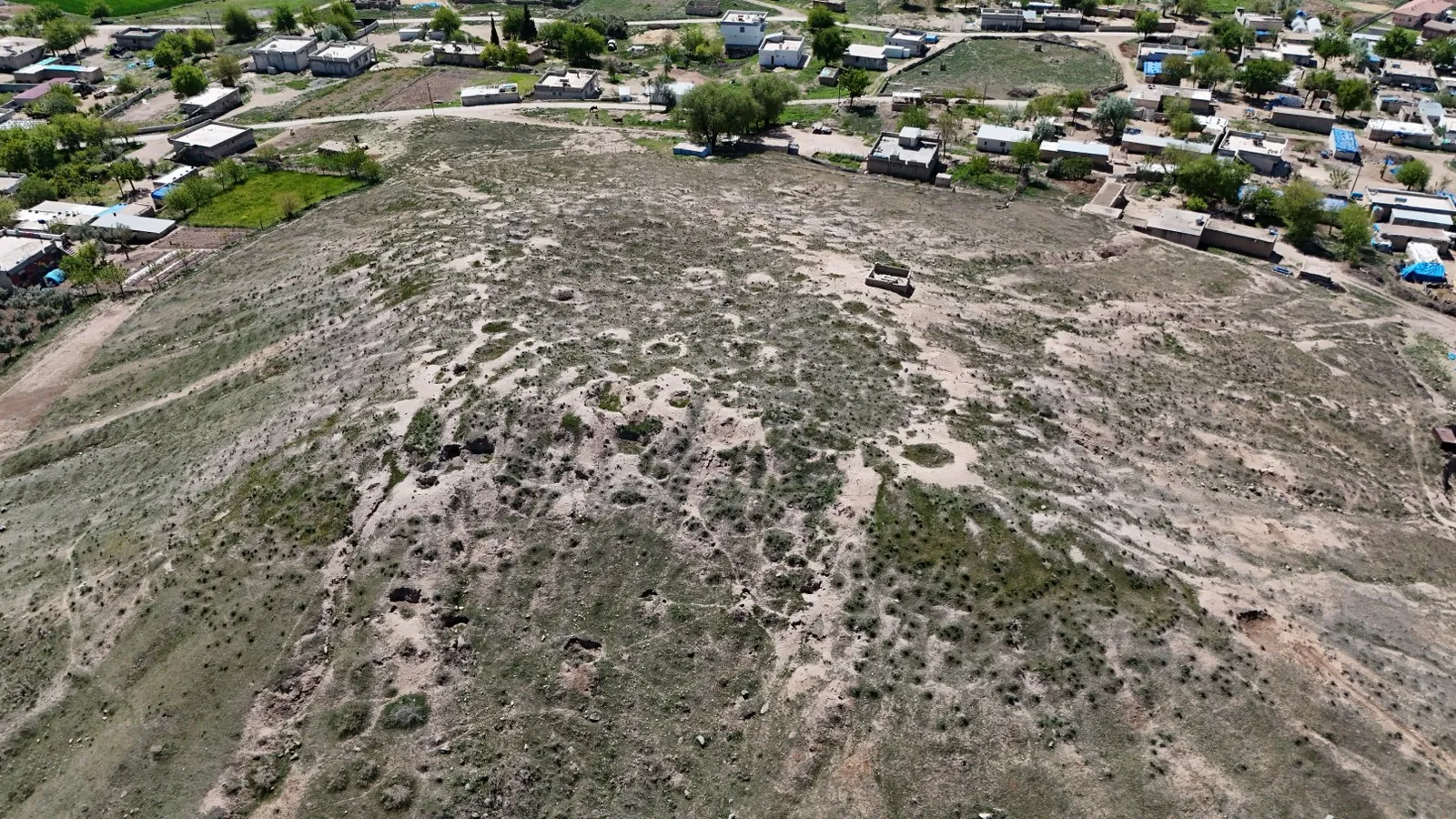 Höyüğün tepesi ve köy havadan
