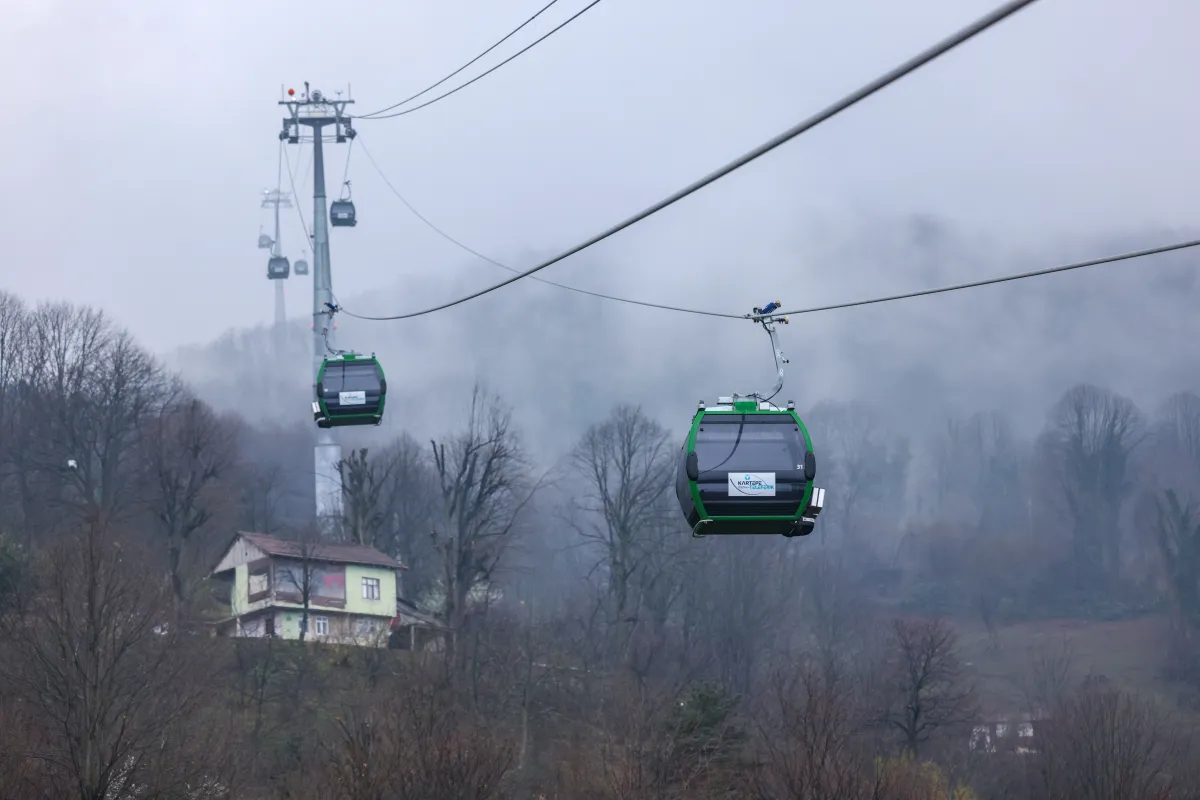 Kartepe Teleferik hattı sisli ormanlık yamaçta