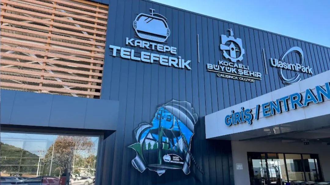 Kartepe Teleferik istasyon binasının girişi