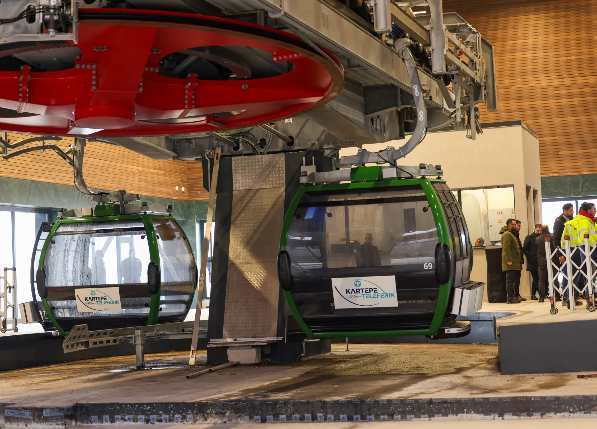 Kartepe Teleferik istasyonunda bekleyen kabinler