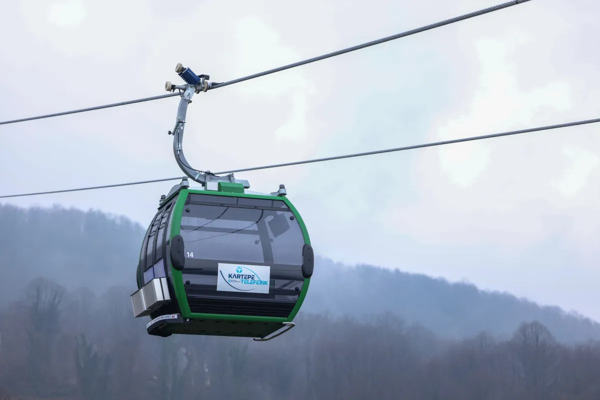 Kartepe Teleferik kabini sisli dağ manzarasında