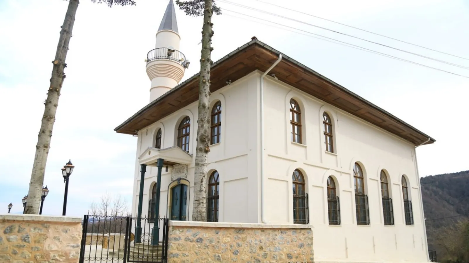 Beyaz cepheli cami ve minare
