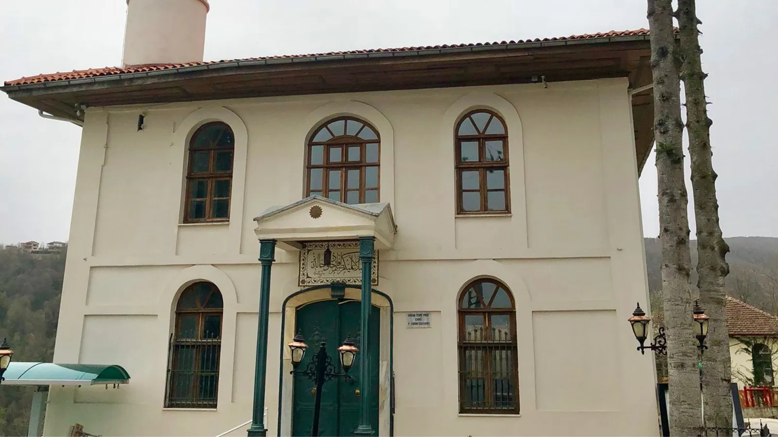 Sütunlu giriş ve ahşap kapı