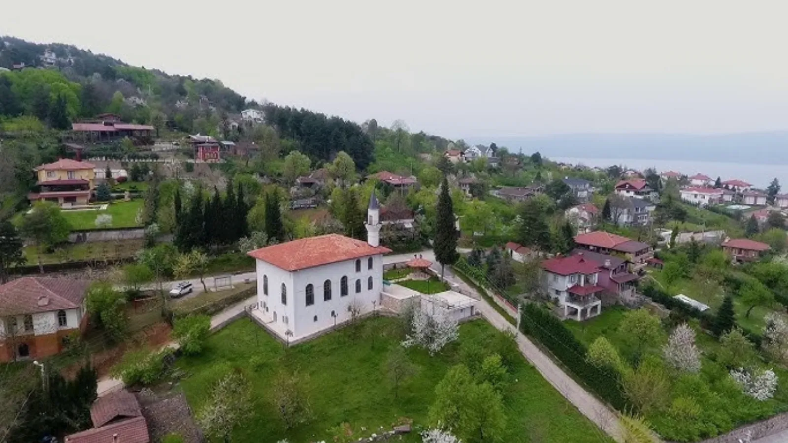 Yamaçtaki yerleşim arasında caminin havadan görünümü
