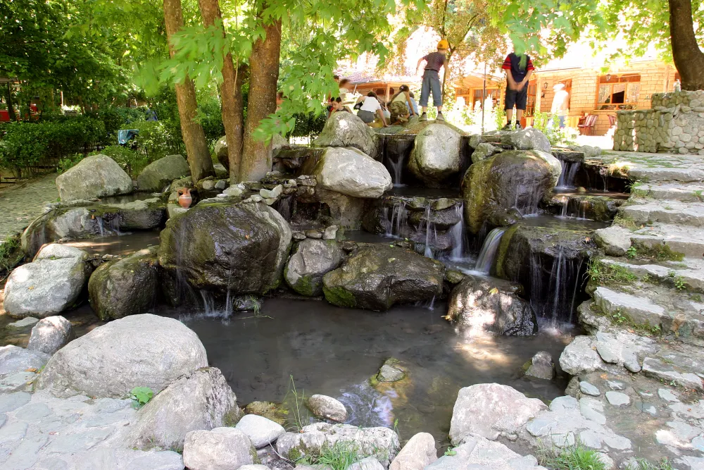 Restoran bahçesinde taşlı süs şelalesi