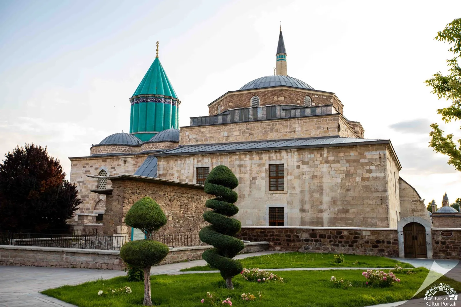 Bahçeden yeşil kubbeli yapı