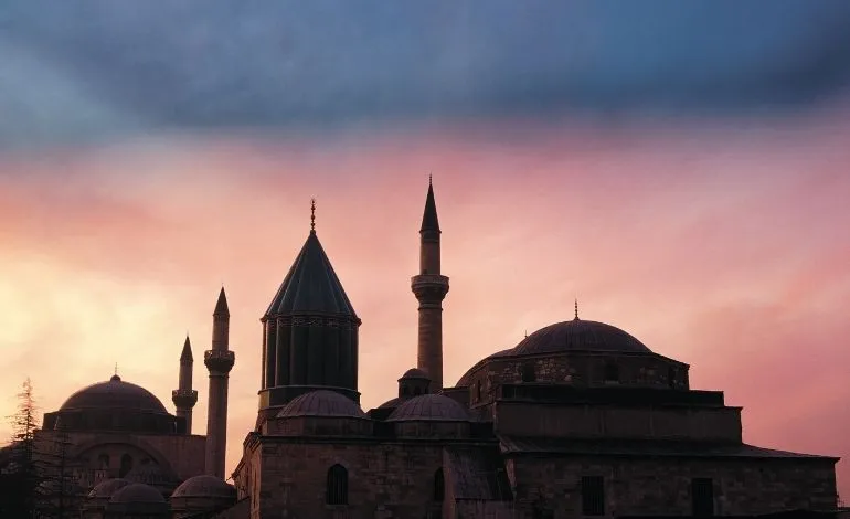Gün batımında külliyenin silüeti