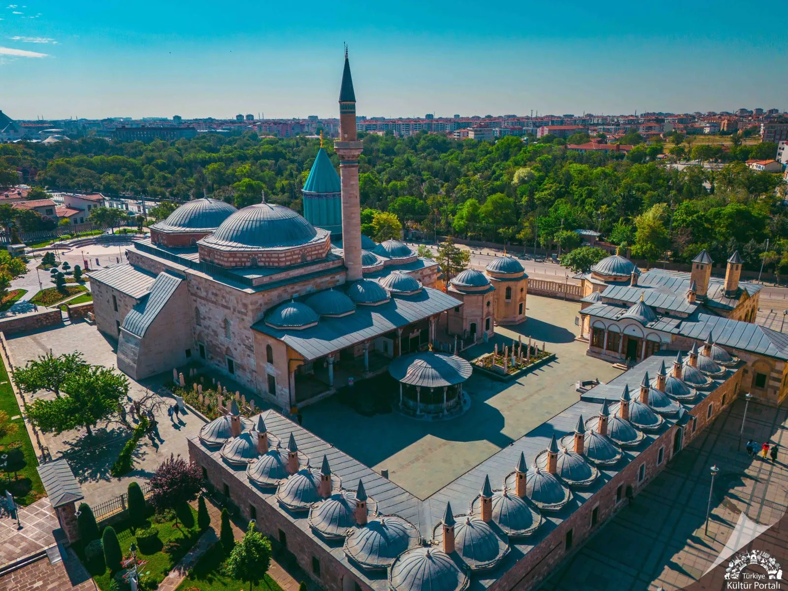 Külliyenin ve avlusunun havadan görünümü