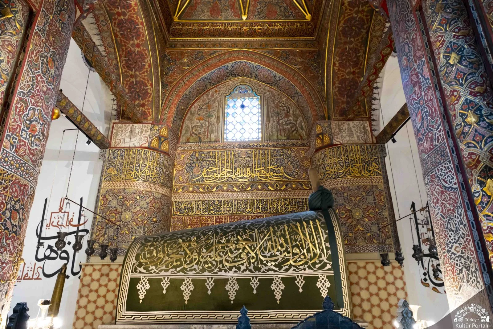 Süslemeli kemer ve sanduka