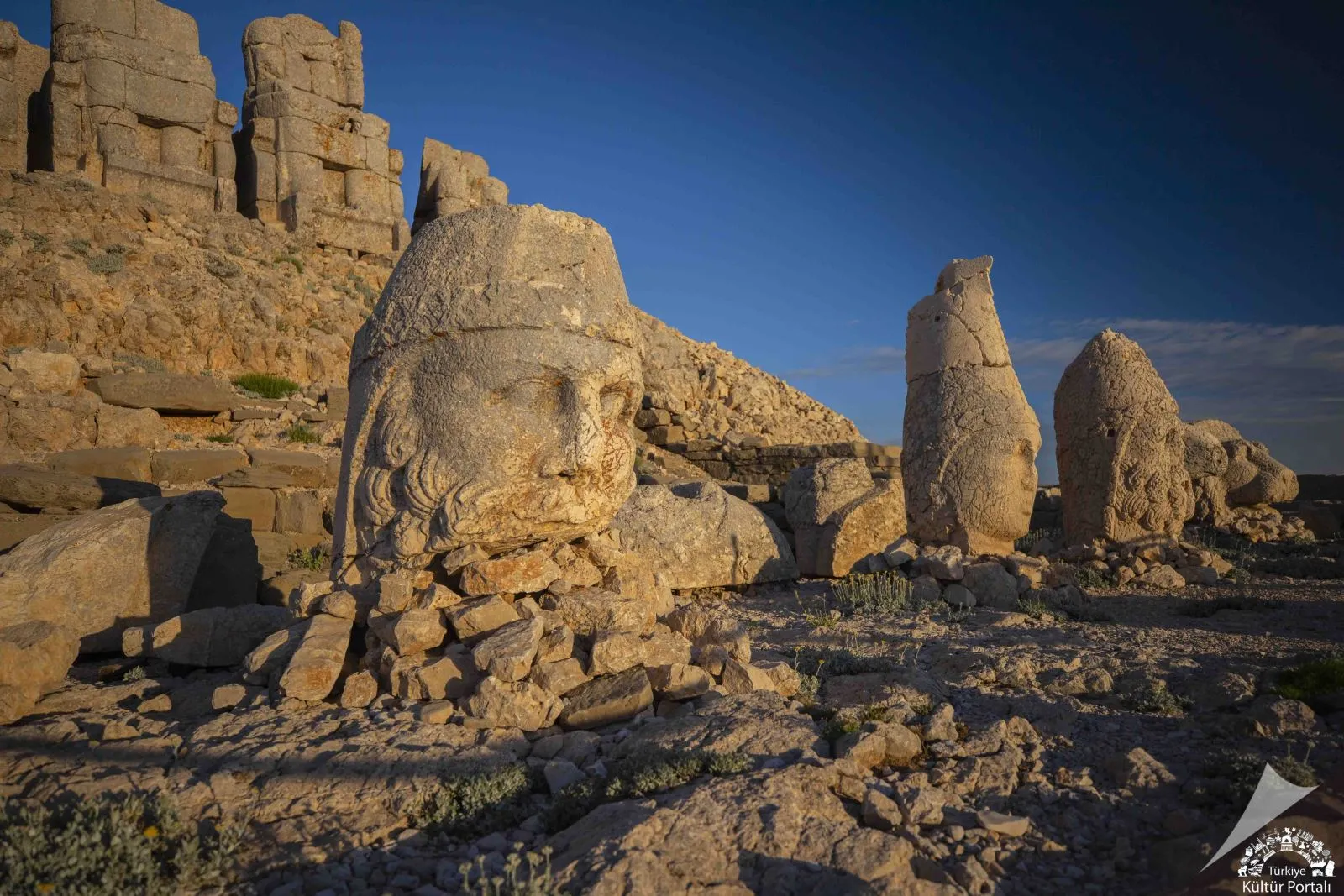 Akşam ışığında taş başlar