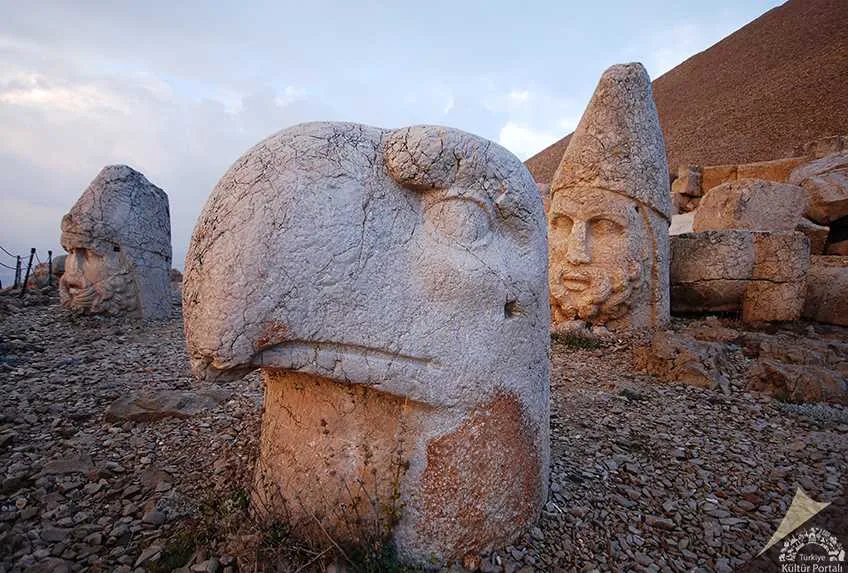Kartal başı heykeli ve diğer başlar