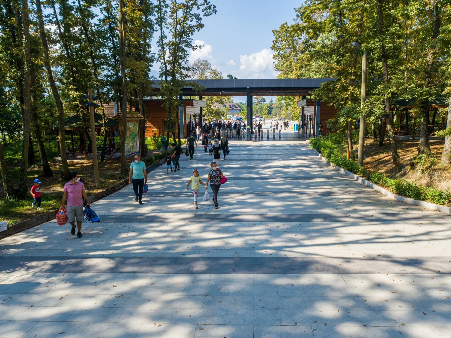 Ormanya giriş kapısı ve geniş yürüyüş yolu