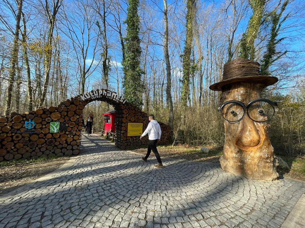 Ormanya'da kütüklerden yapılmış kemer ve ahşap heykel