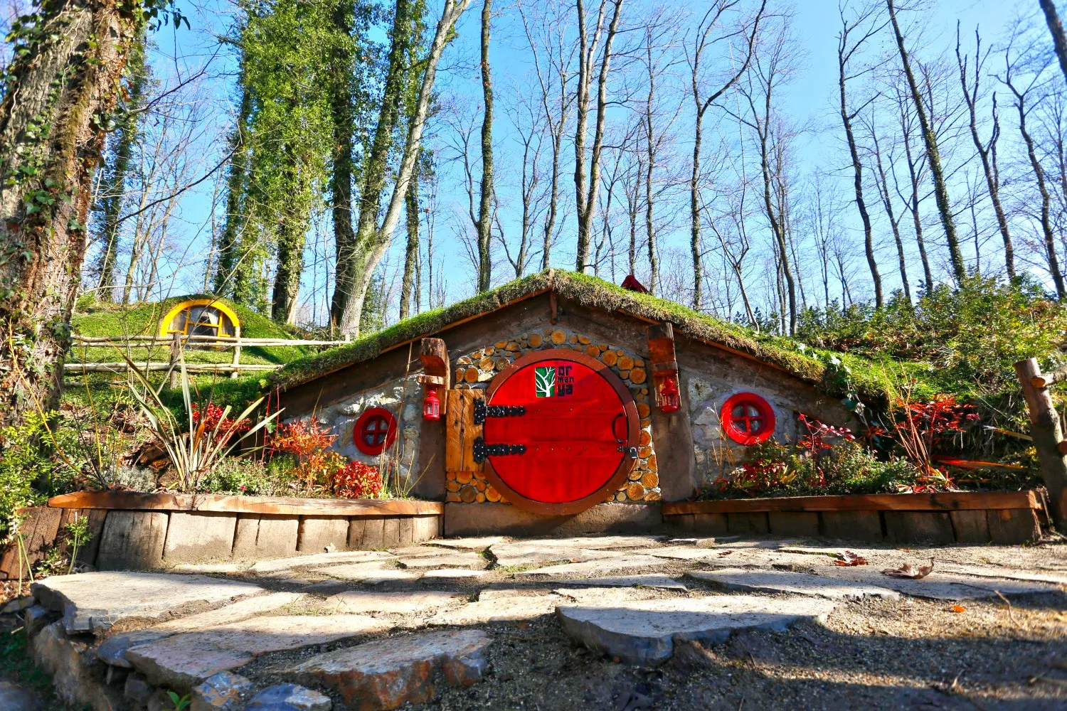Ormanya'da toprak çatılı, kırmızı kapılı masal evi