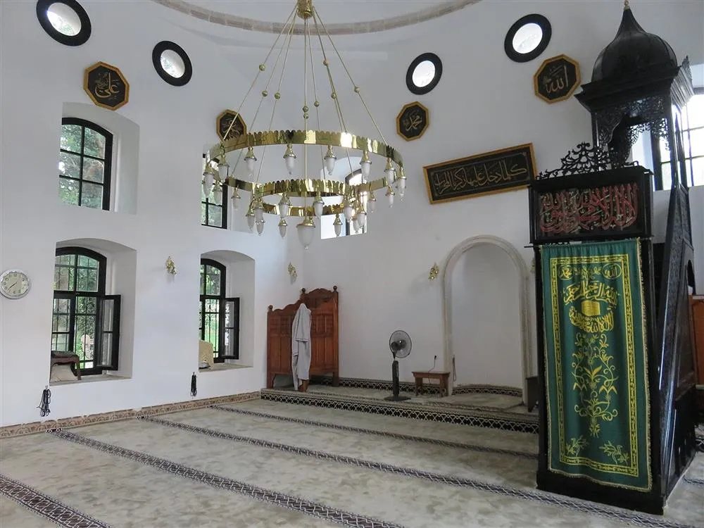 Avizeli iç mekân ve minber