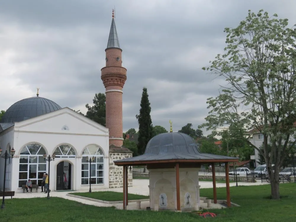 Bahçedeki şadırvan ve cami