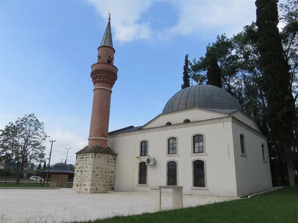 Kubbeli cami ve tuğla minaresi