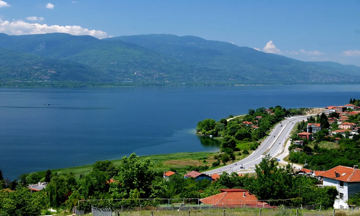 Kıyı yolu ve Samanlı Dağları önünde göl