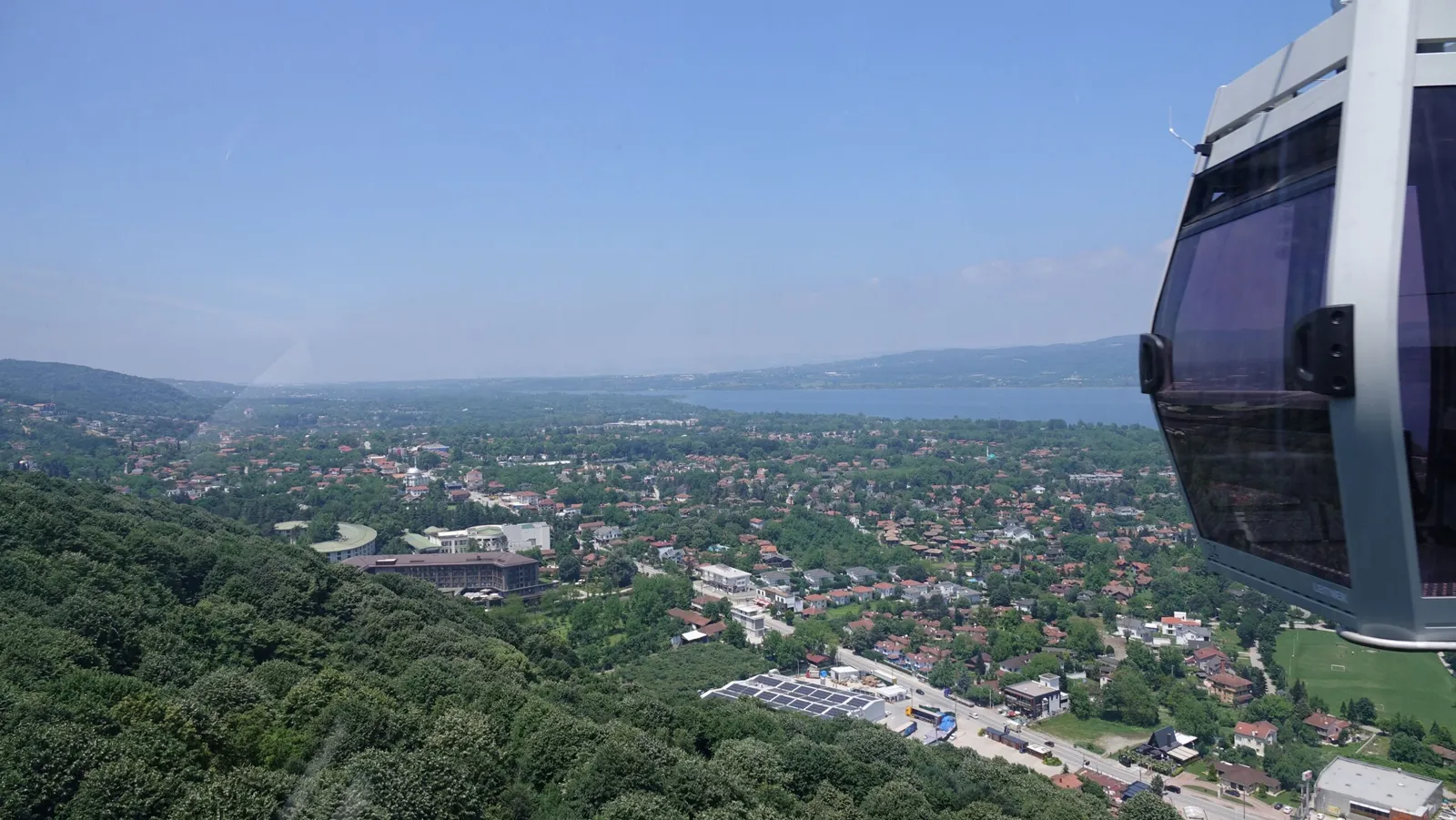 Kabinden Sapanca ve göl manzarası