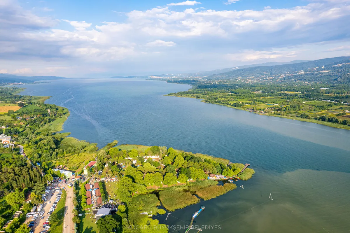Sapanca Gölü kıyısındaki SEKA Kamp, havadan geniş açı