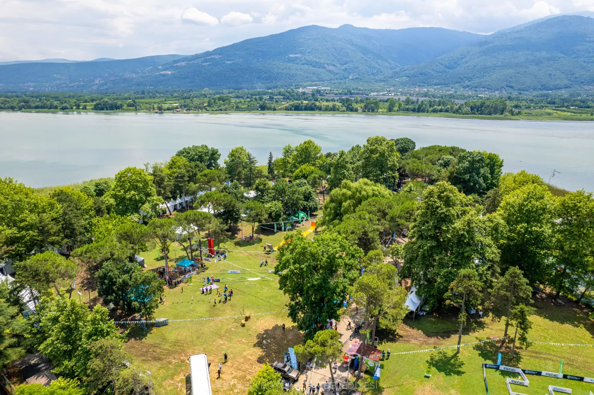 SEKA Kamp'ın ağaçlık çim alanı, arkada Sapanca Gölü ve dağlar
