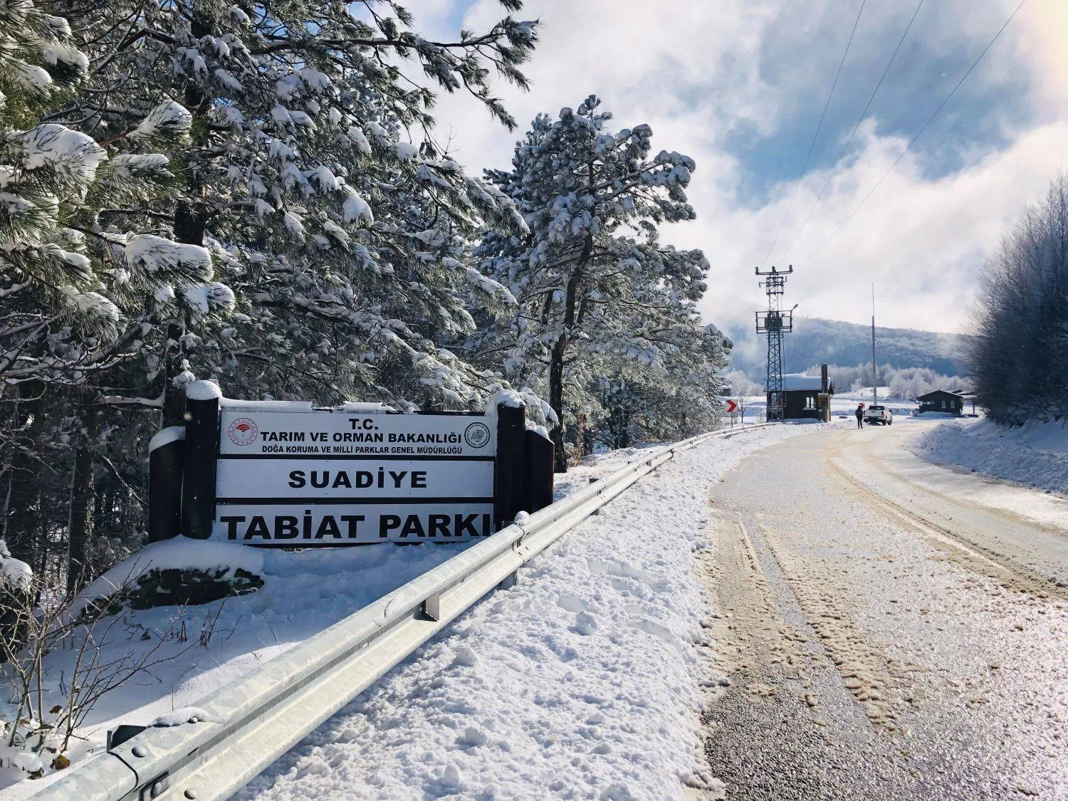 Suadiye Tabiat Parkı giriş tabelası, karlı yol