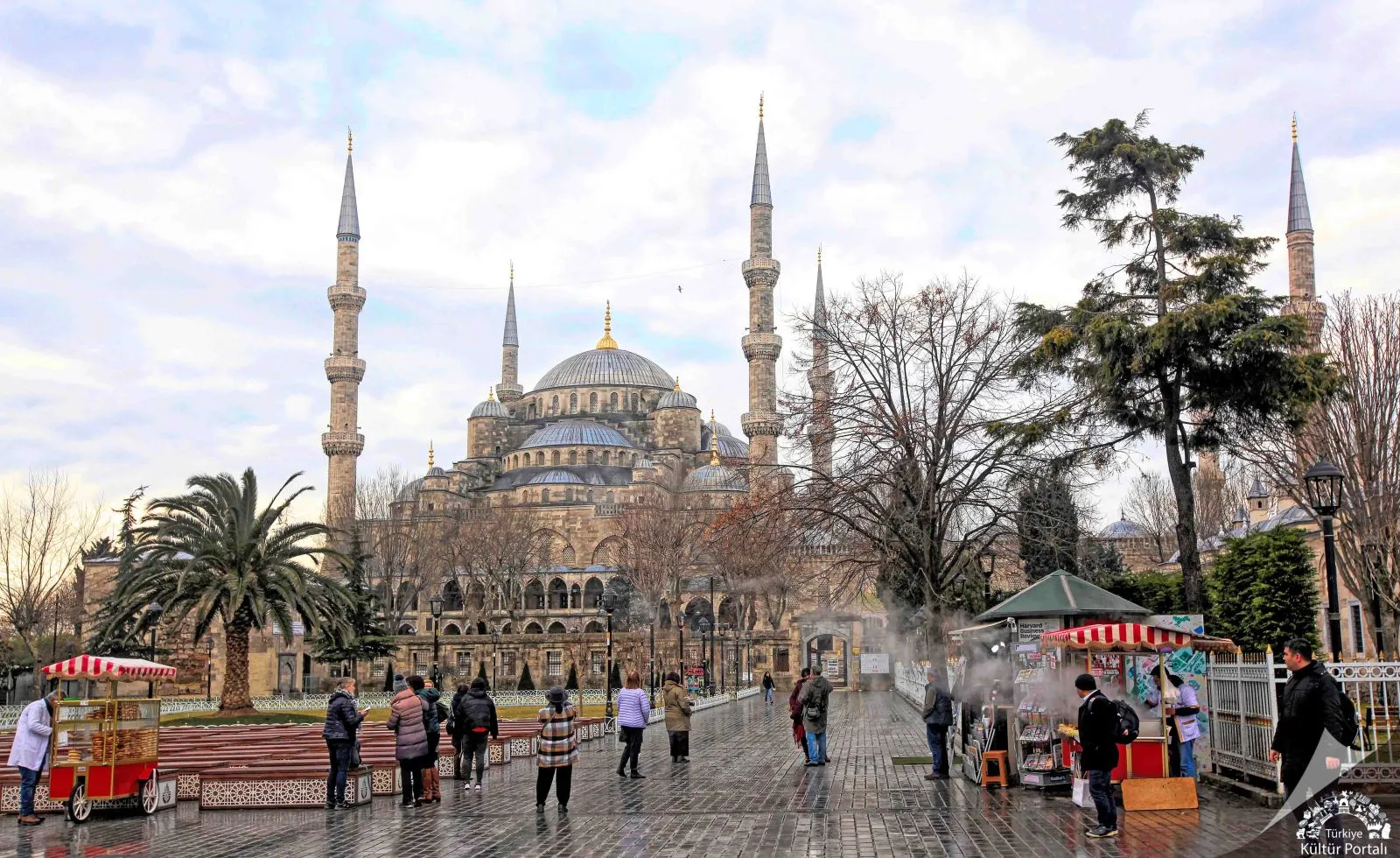 Meydandan altı minareli caminin görünümü