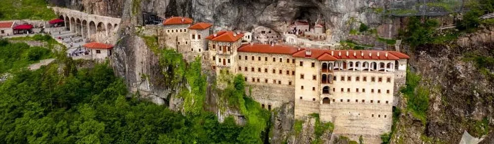 Kaya yüzeyine yaslanan çok katlı manastır binaları