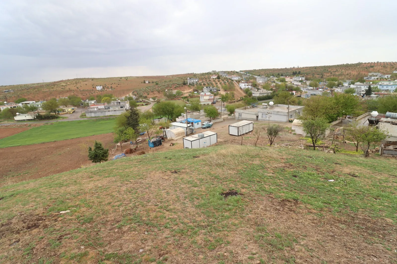 Höyüğün üstünden köy ve ova manzarası