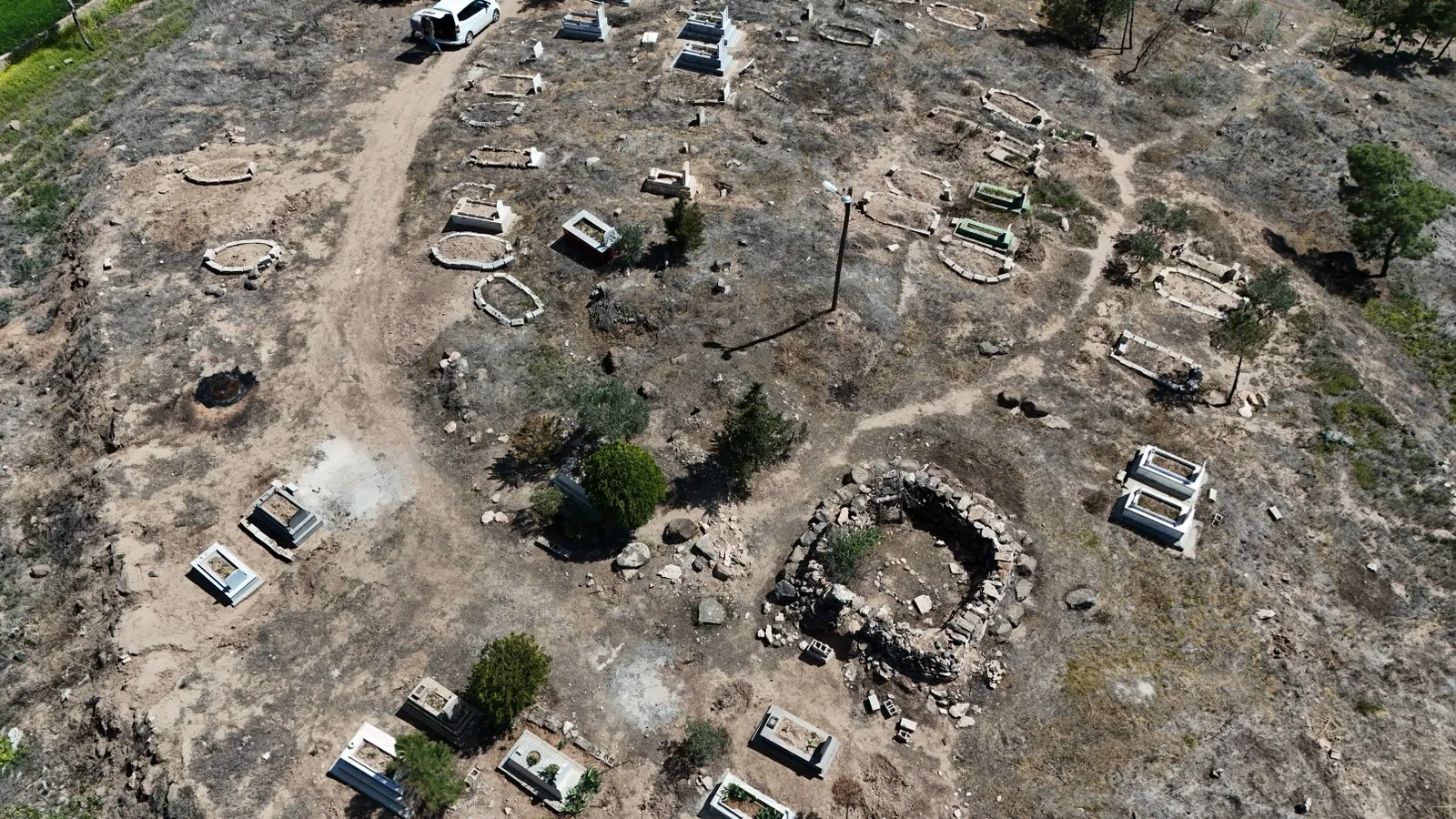 Höyüğün üstündeki mezarlık alanı havadan